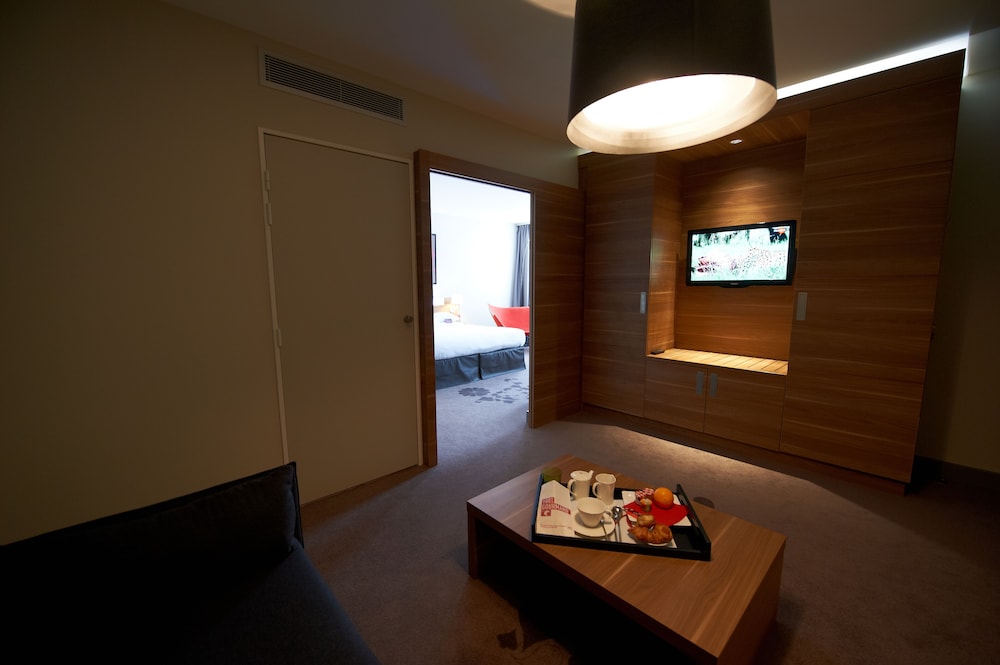 MERCURE CHOLET CENTRE 48/48