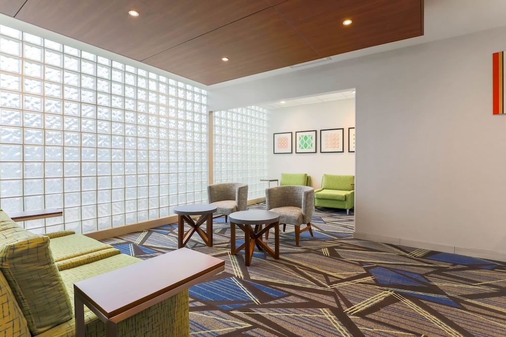 Holiday Inn Express & Suites Downtown Fort Worth 39/55