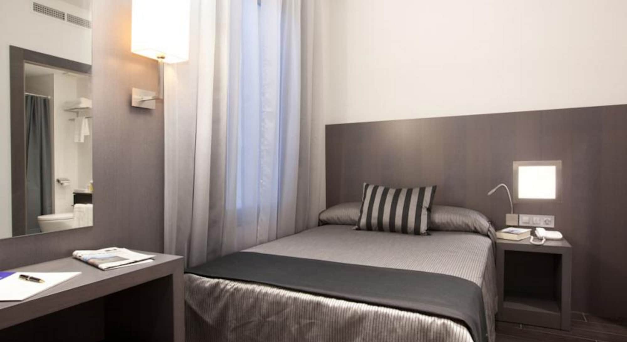 ROOM, DOUBLE BED, SMALL