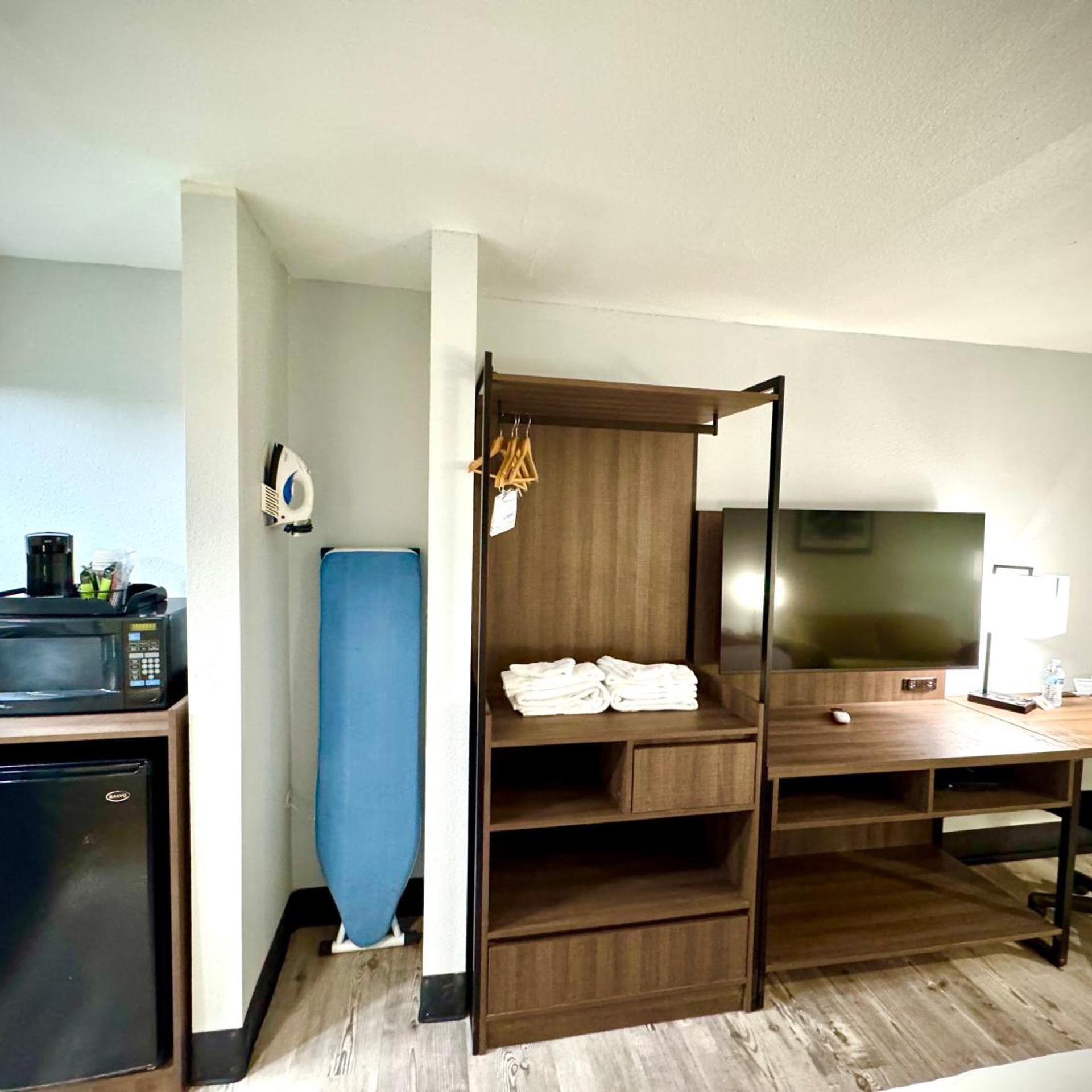 غرفة بسرير كينج مع أريكة، SureStay Plus by Best Western Cannon A.F.B. 9/9