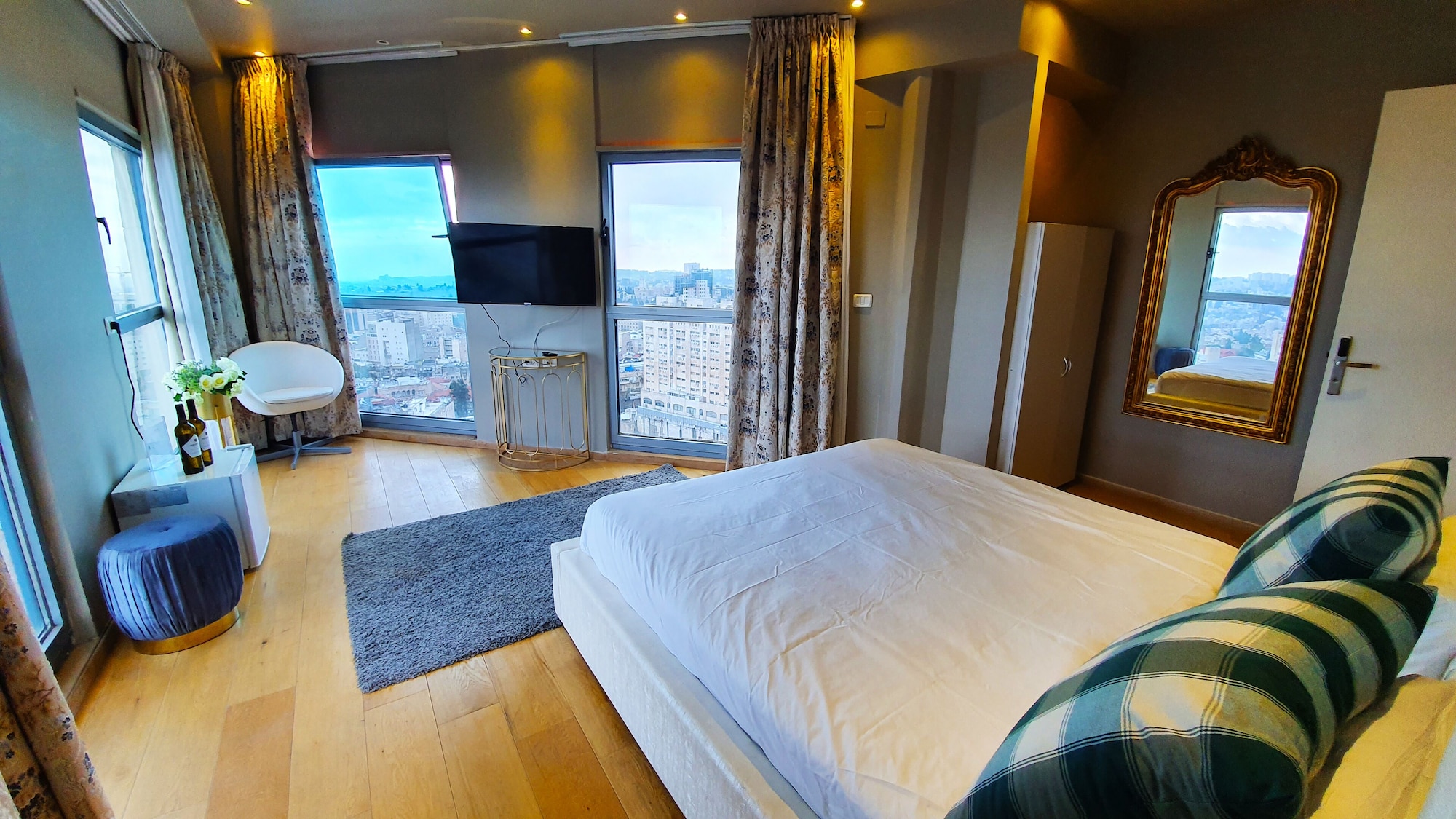 EXCLUSIVE, DOUBLE OR TWIN BED