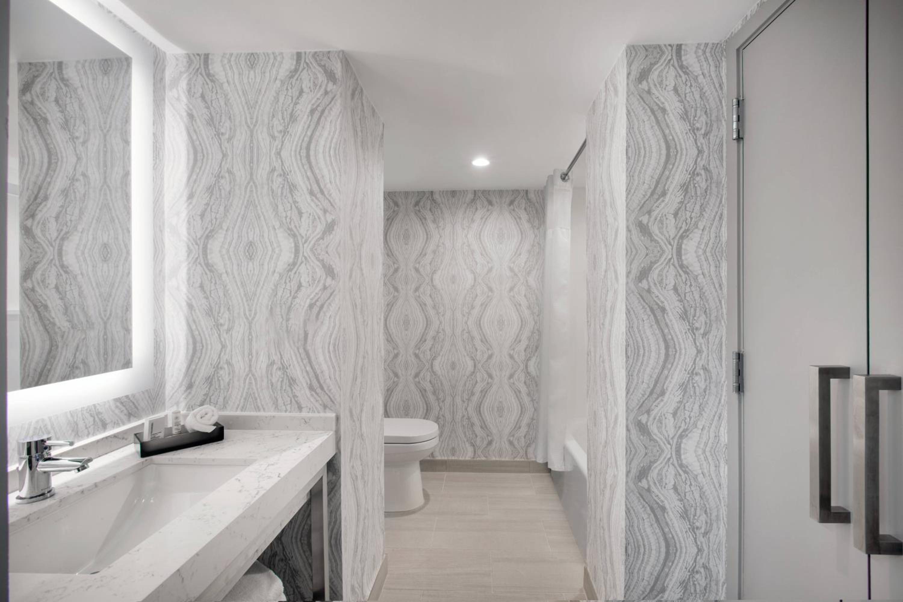 غرفة بسرير كينج مع أريكة بحوض استحمام لذوي الإعاقة، Courtyard By Marriott Miami Aventura Mall 7/10