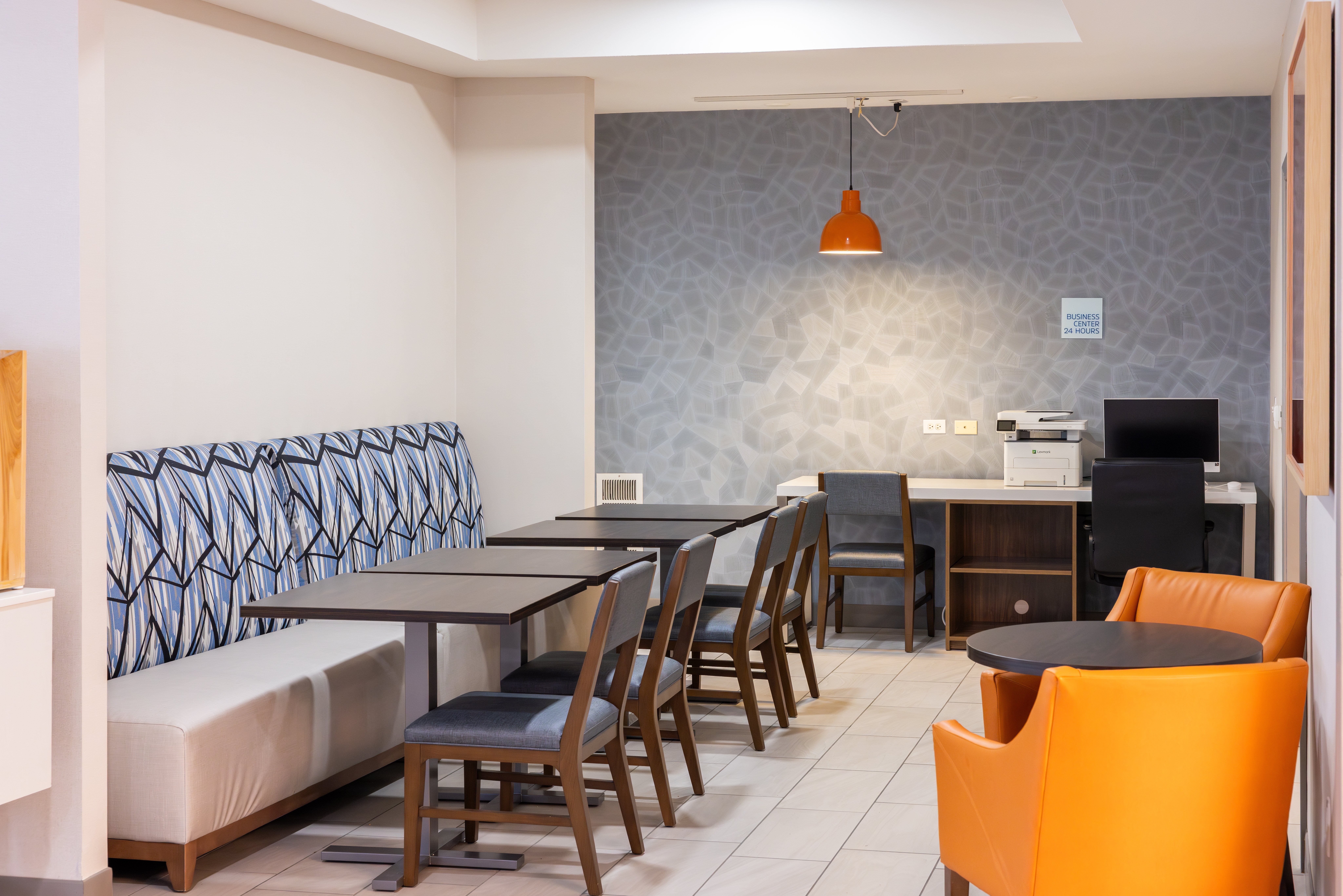 Holiday Inn Express Hotel And Suites Wichita Airport 34/58
