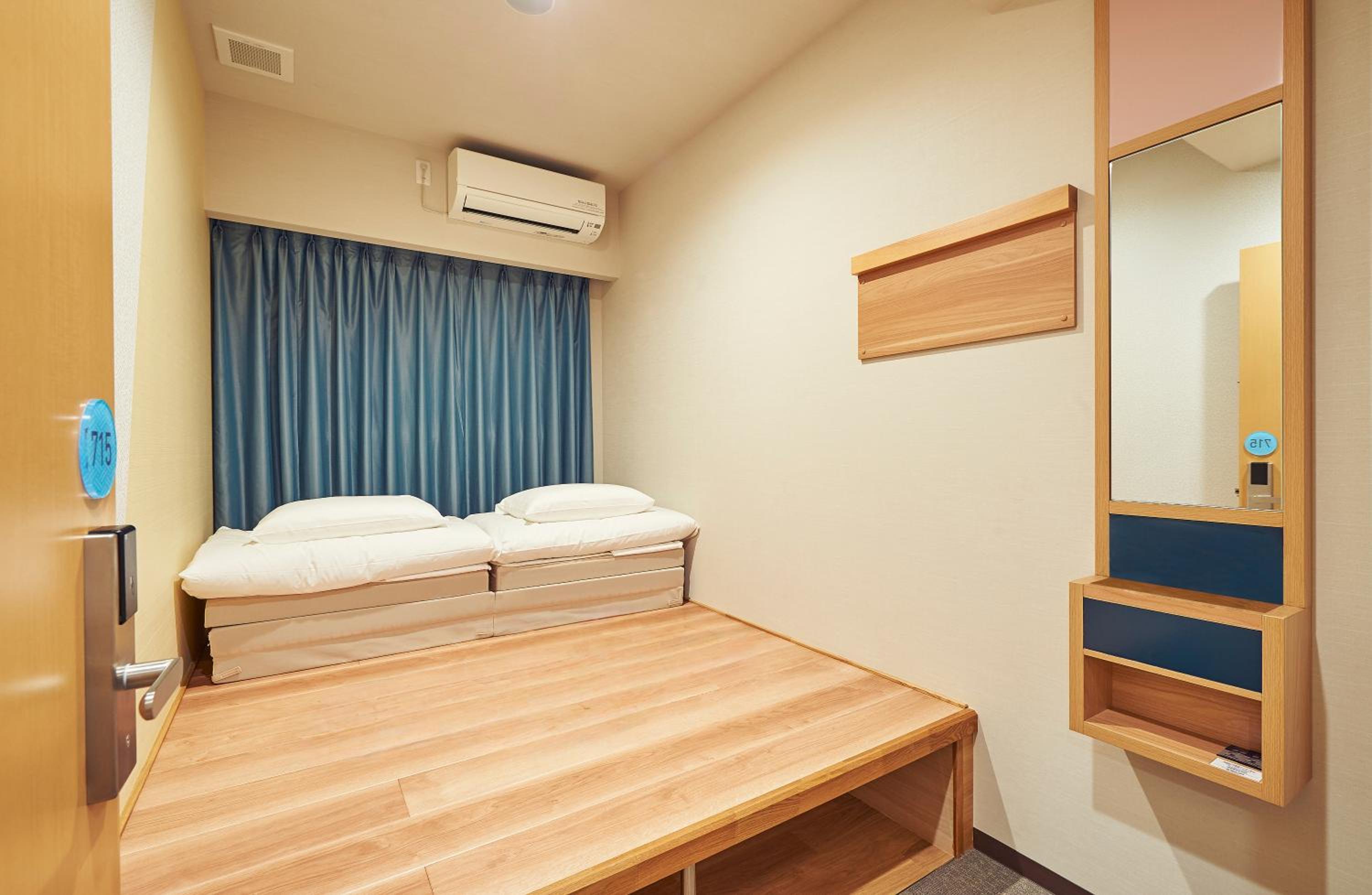 Female Dorm, Hollywood, Twin Beds, Shared Bathroom