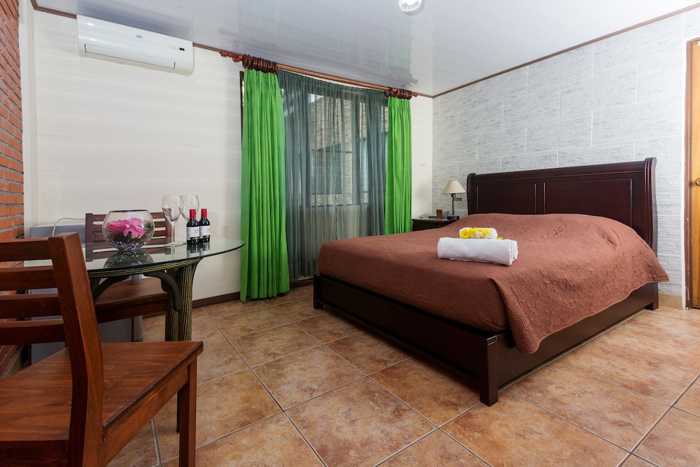 SUPERIOR, QUEEN BED