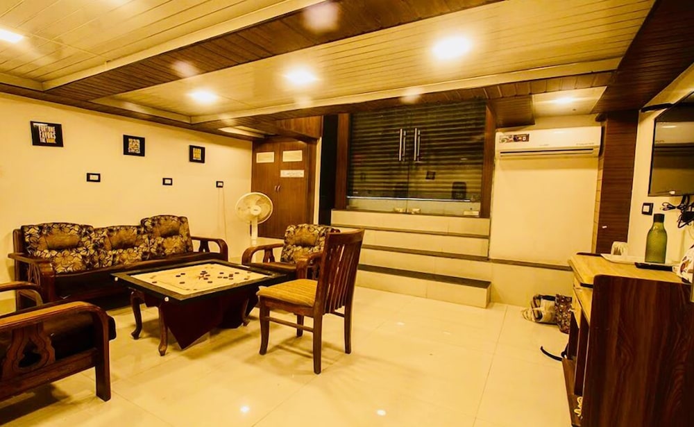 Oyo 15732 Qubestay Airport 29/35