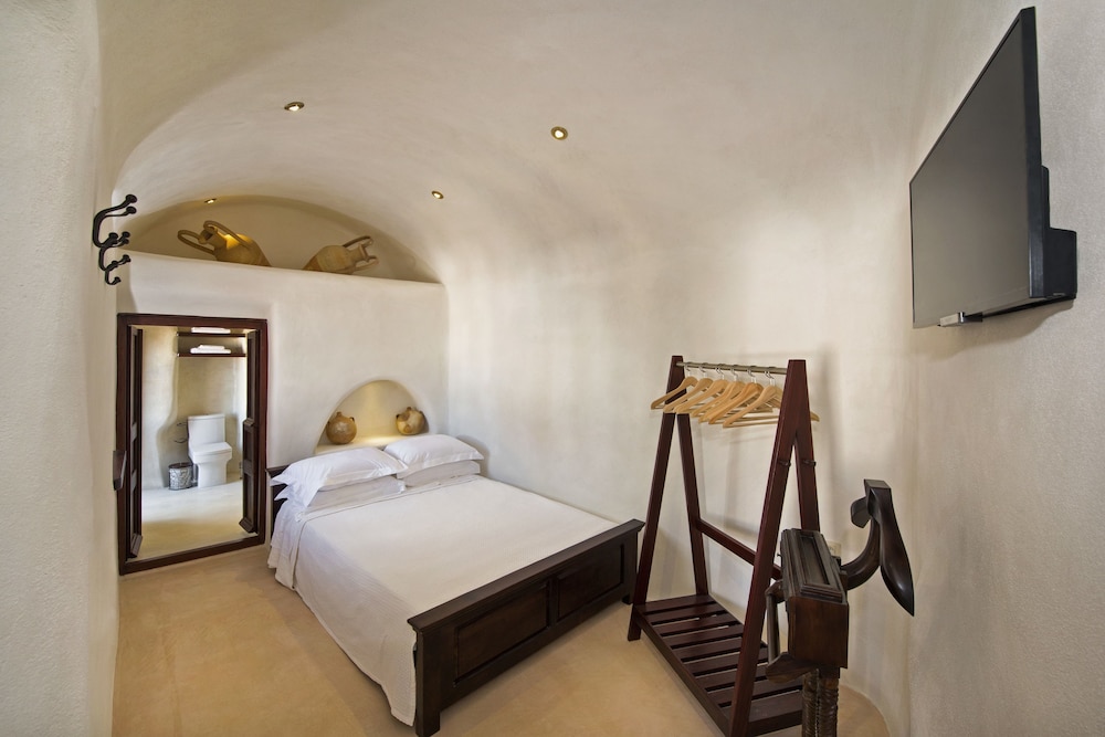 1 BEDROOM, TRADITIONAL, HOUSE