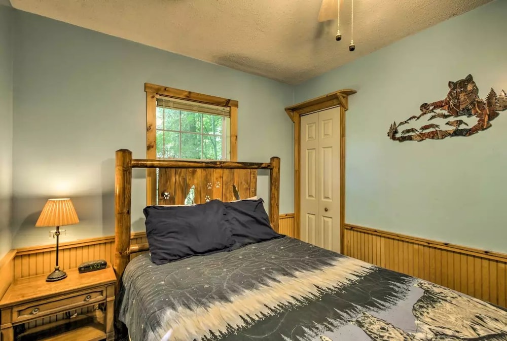 Queen Bed, Den