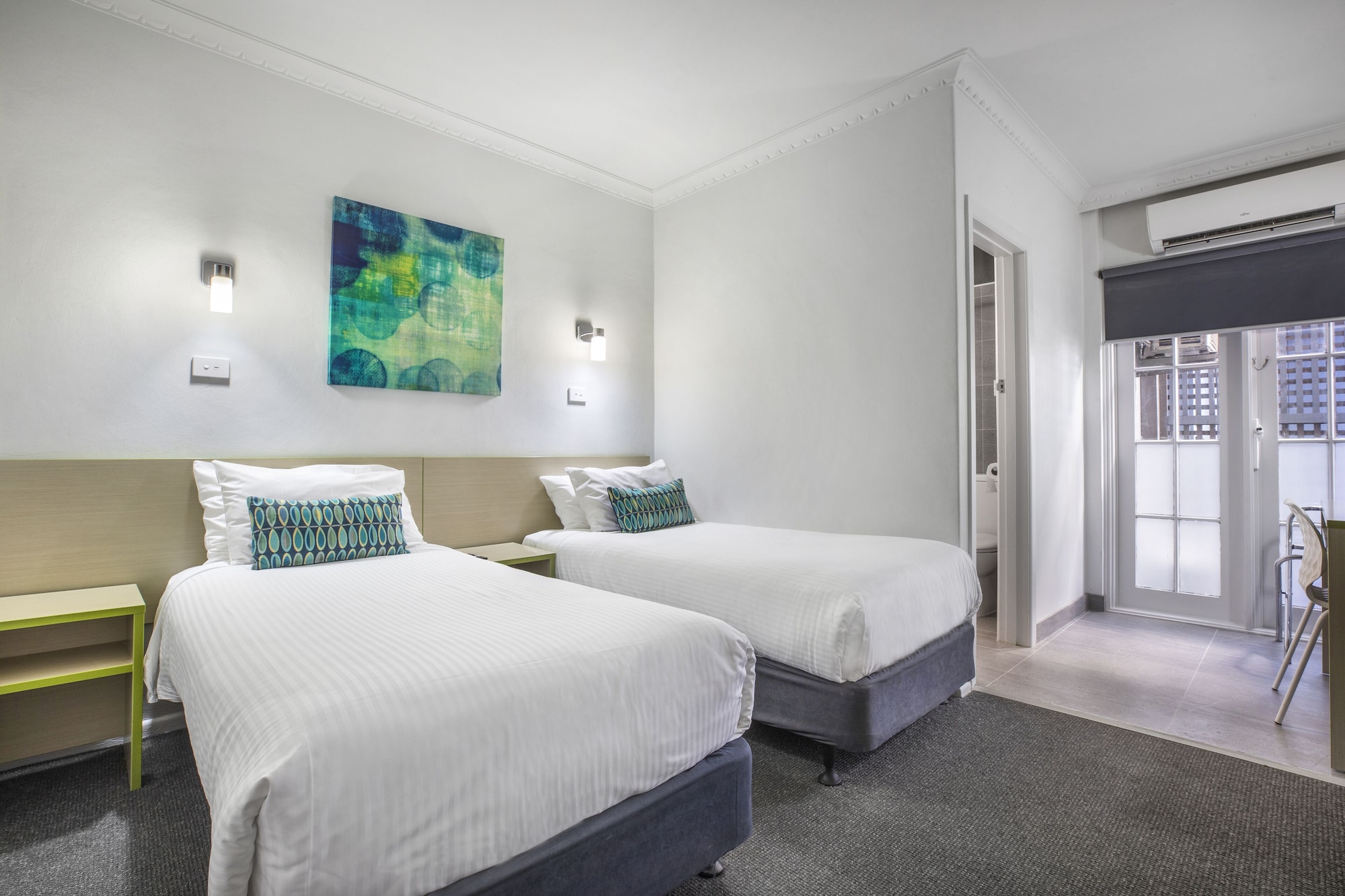 STUDIO, TWIN BEDS