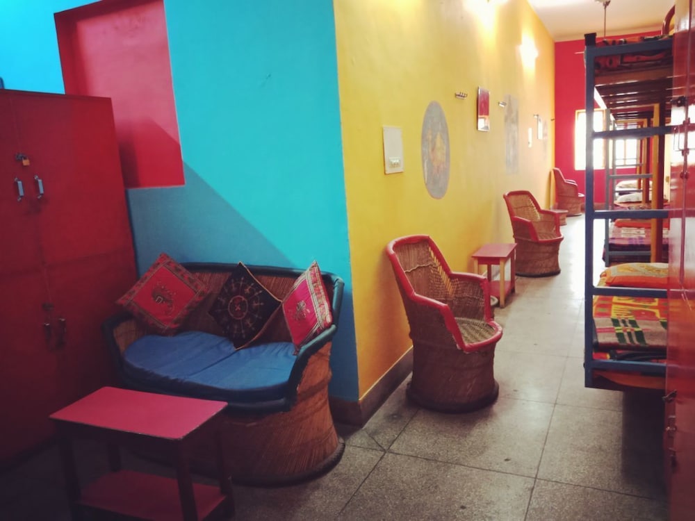 Govind Hotel 56/58