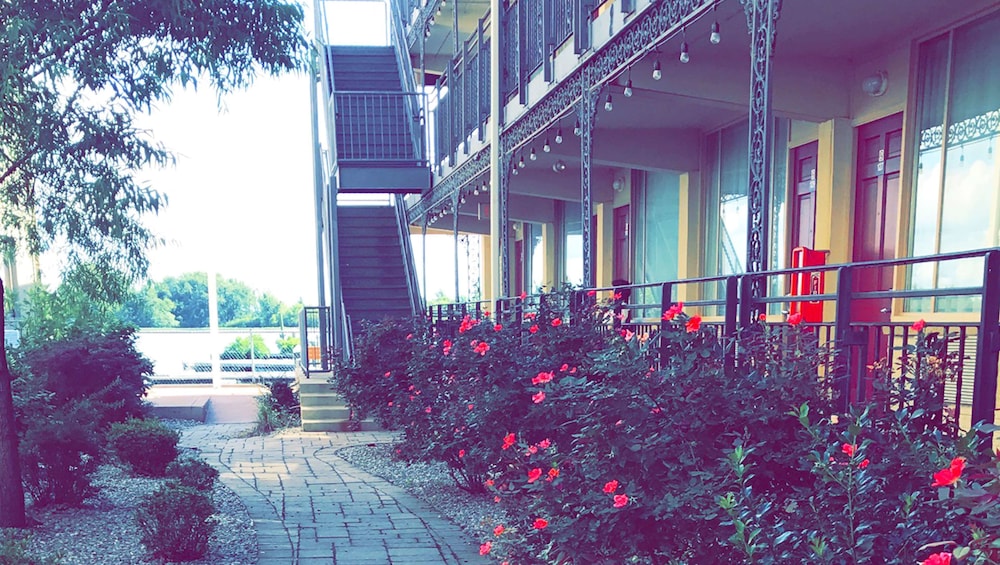 Airport Waterfront Inn 54/59