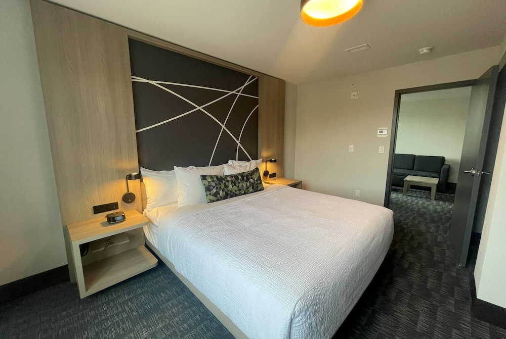 La Quinta Inn & Suites by Wyndham Kelowna BC 18/51