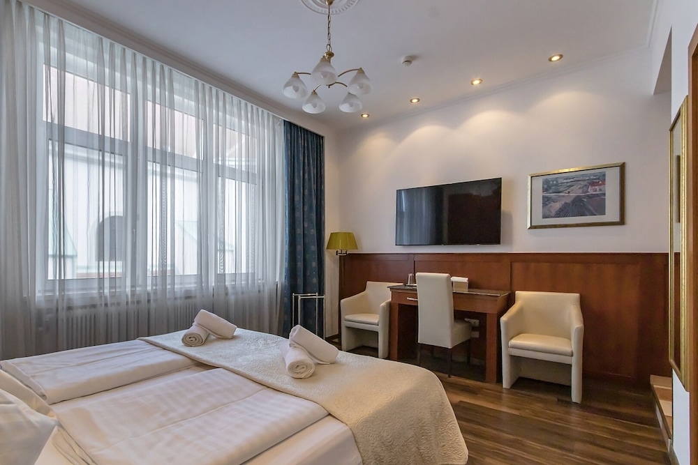 DELUXE, KING BED
