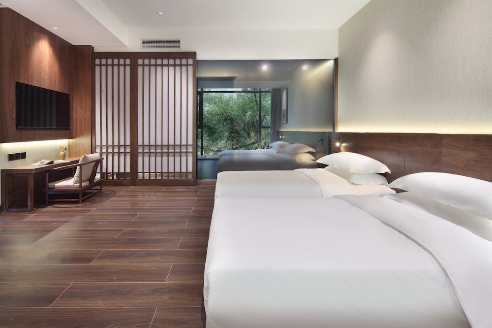 Twin Beds, Riverside