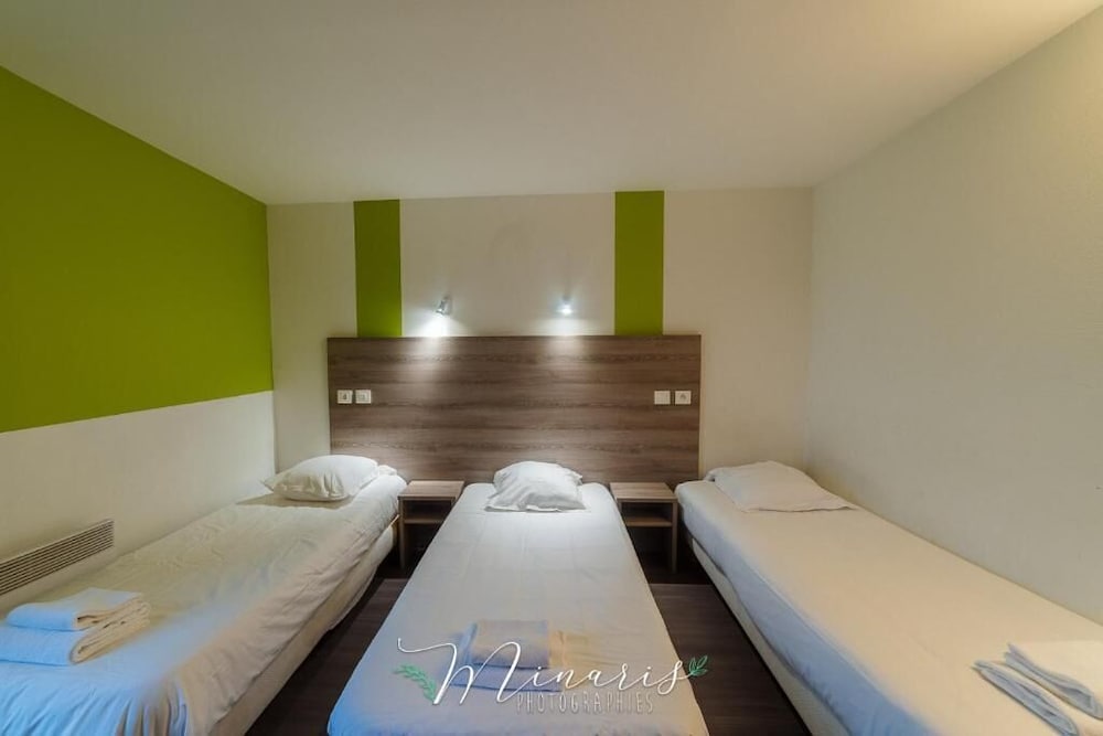 غرفة ثلاثية بسرير مزدوج وسرير فردي، B Hotel Troyes Aeroport 3/6