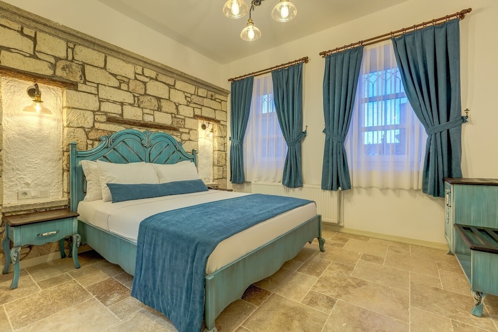 COMFORT, QUEEN BED, CITY VIEW