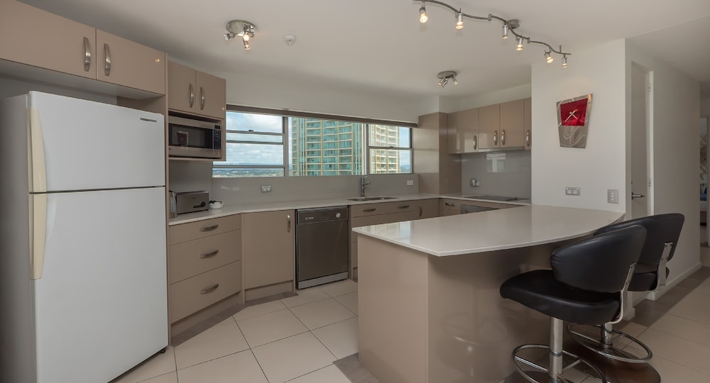 Pacific Plaza Apartments 13/75