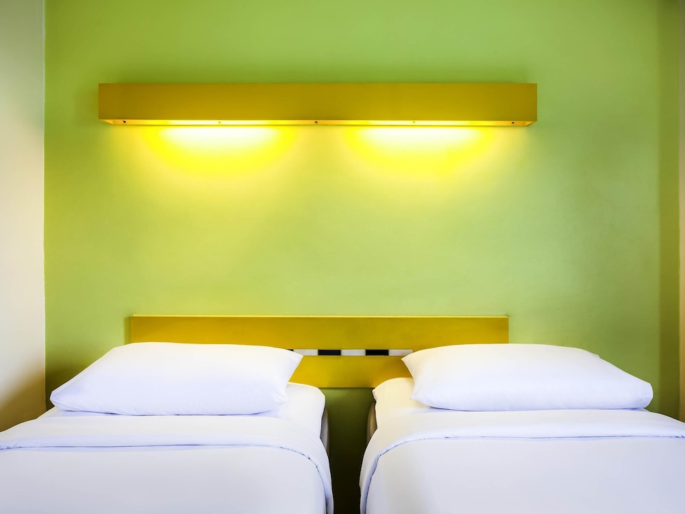ROOM, TWIN BEDS