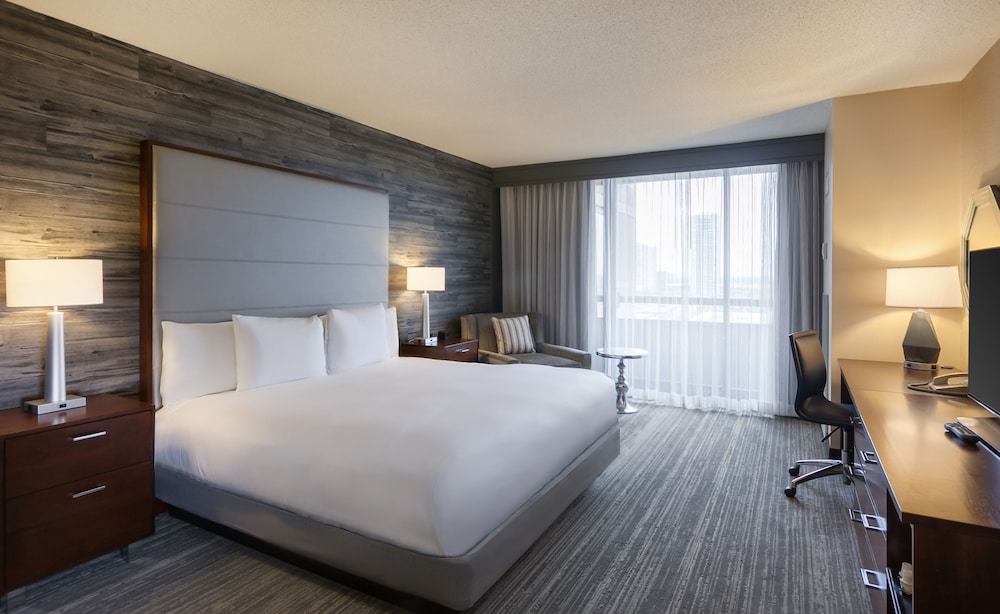 SUITE, KING BED, SOFA, BALCONY