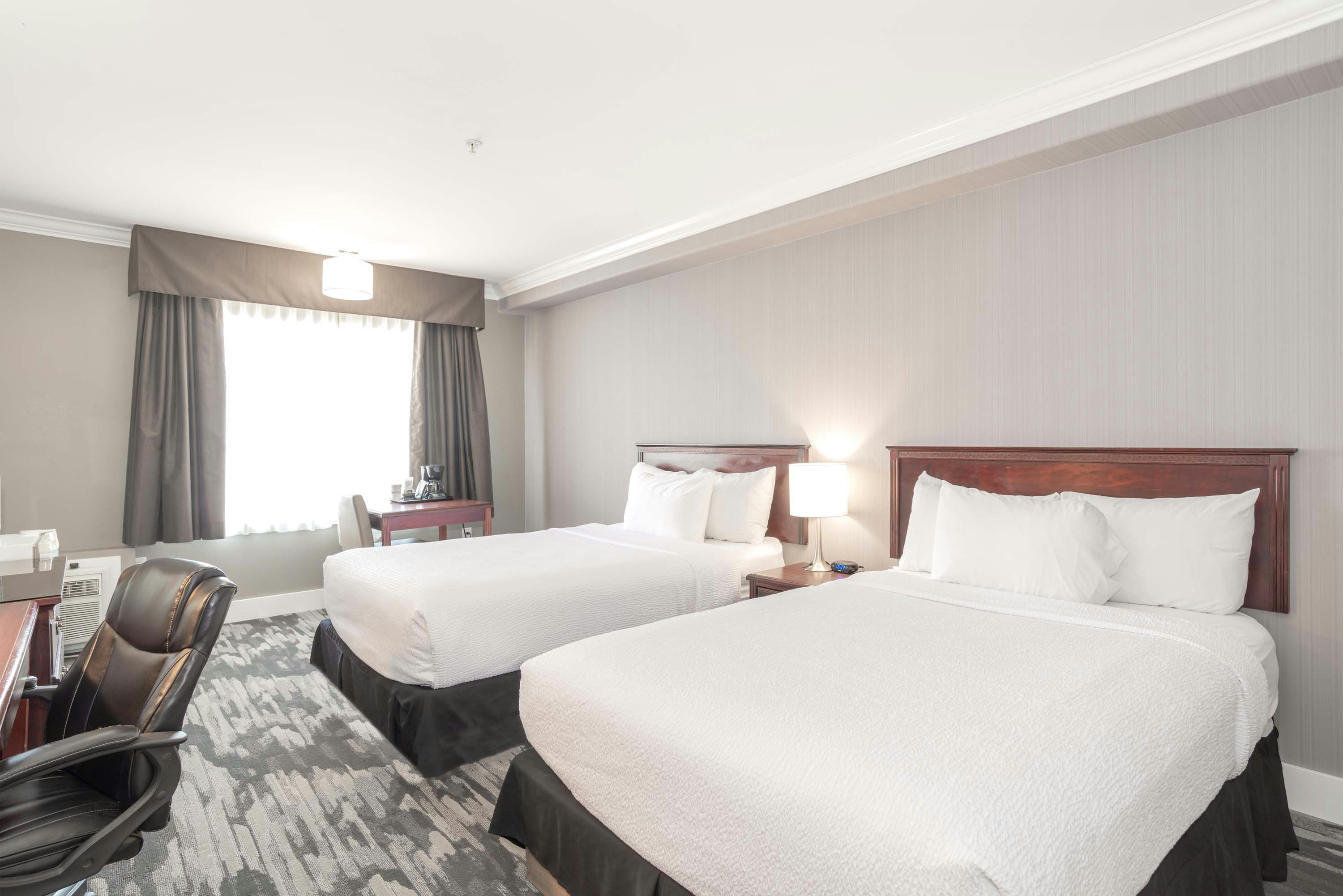 غرفة قياسية بسريرين مزدوجين، Sandman Hotel Saskatoon 2/4
