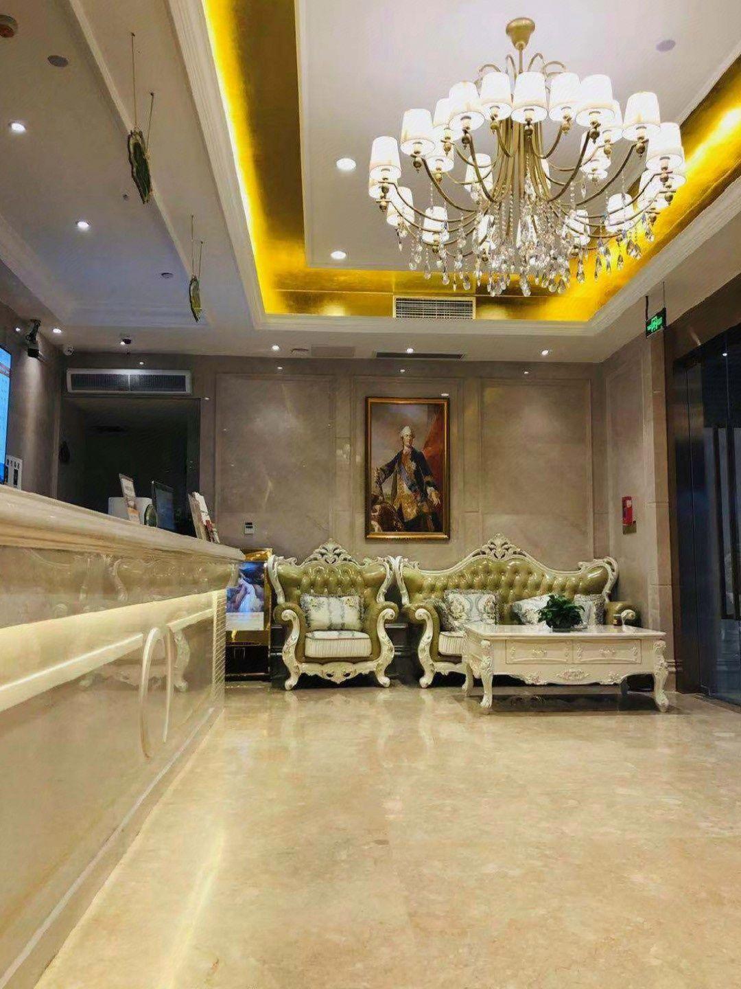 Vienna Hotel (Chongqing Yangjiaping Pedestrian Street Light Rail Station) 10/50