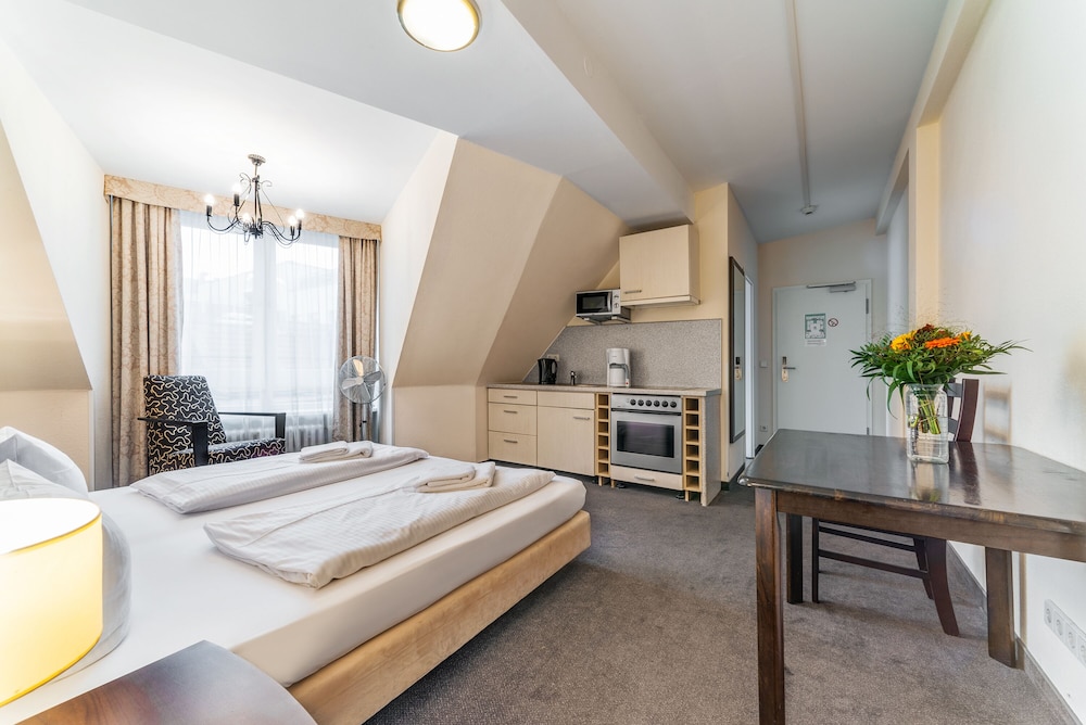 Upper Room Hotel 32/73