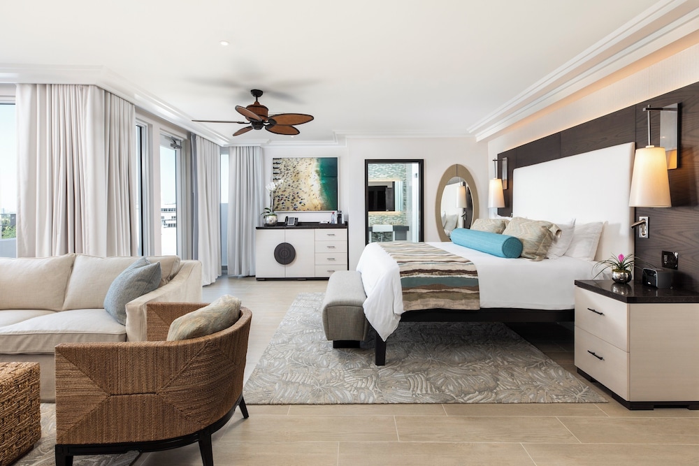 JUNIOR SUITE, KING BED, CITY VIEW, SOFA, BALCONY