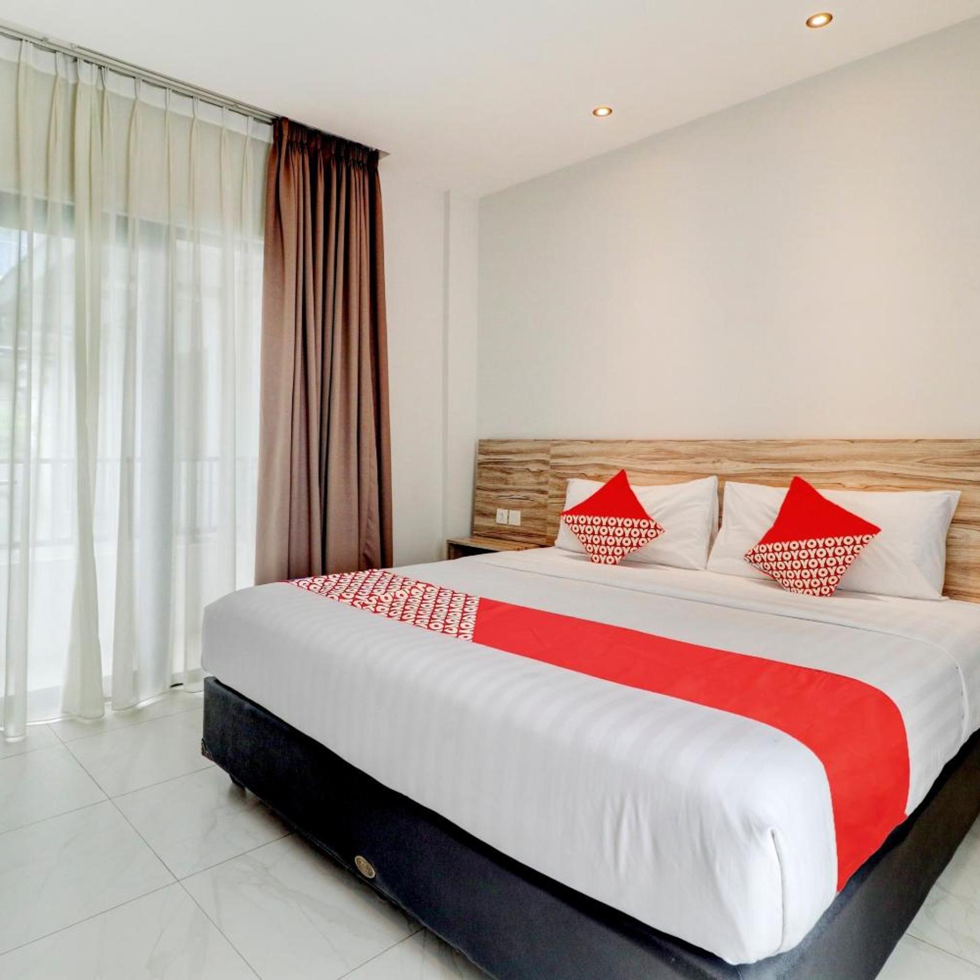 DELUXE, KING BED