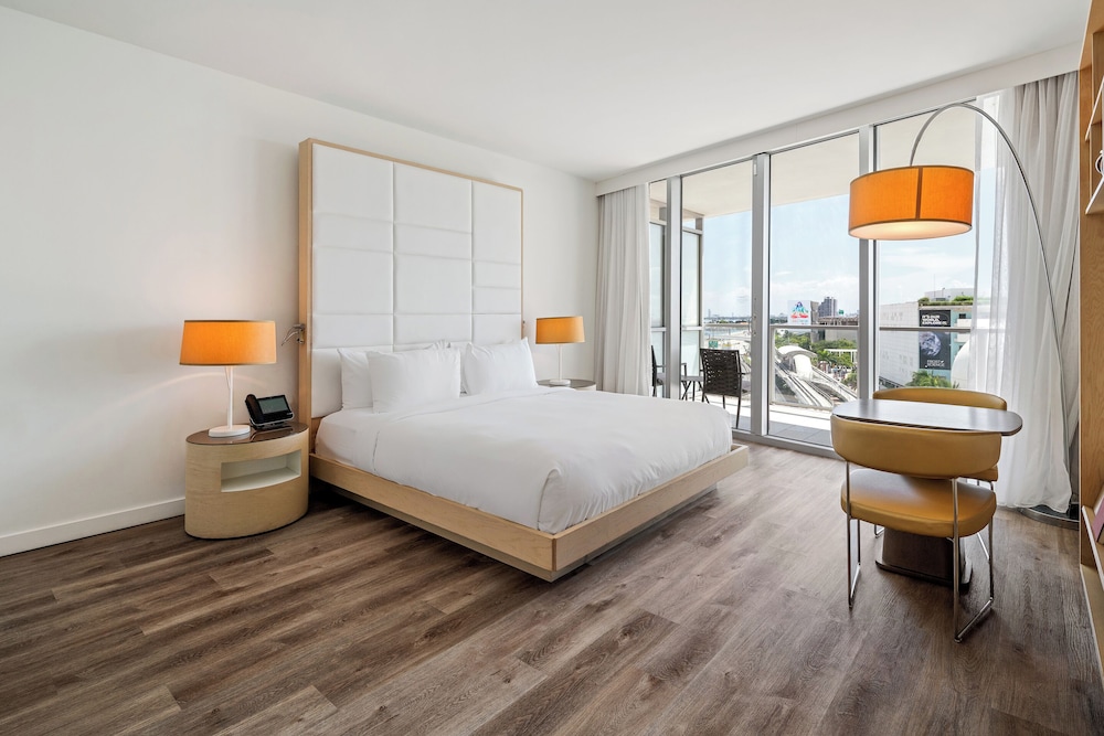 SUPERIOR, KING BED, BAY VIEW, BALCONY