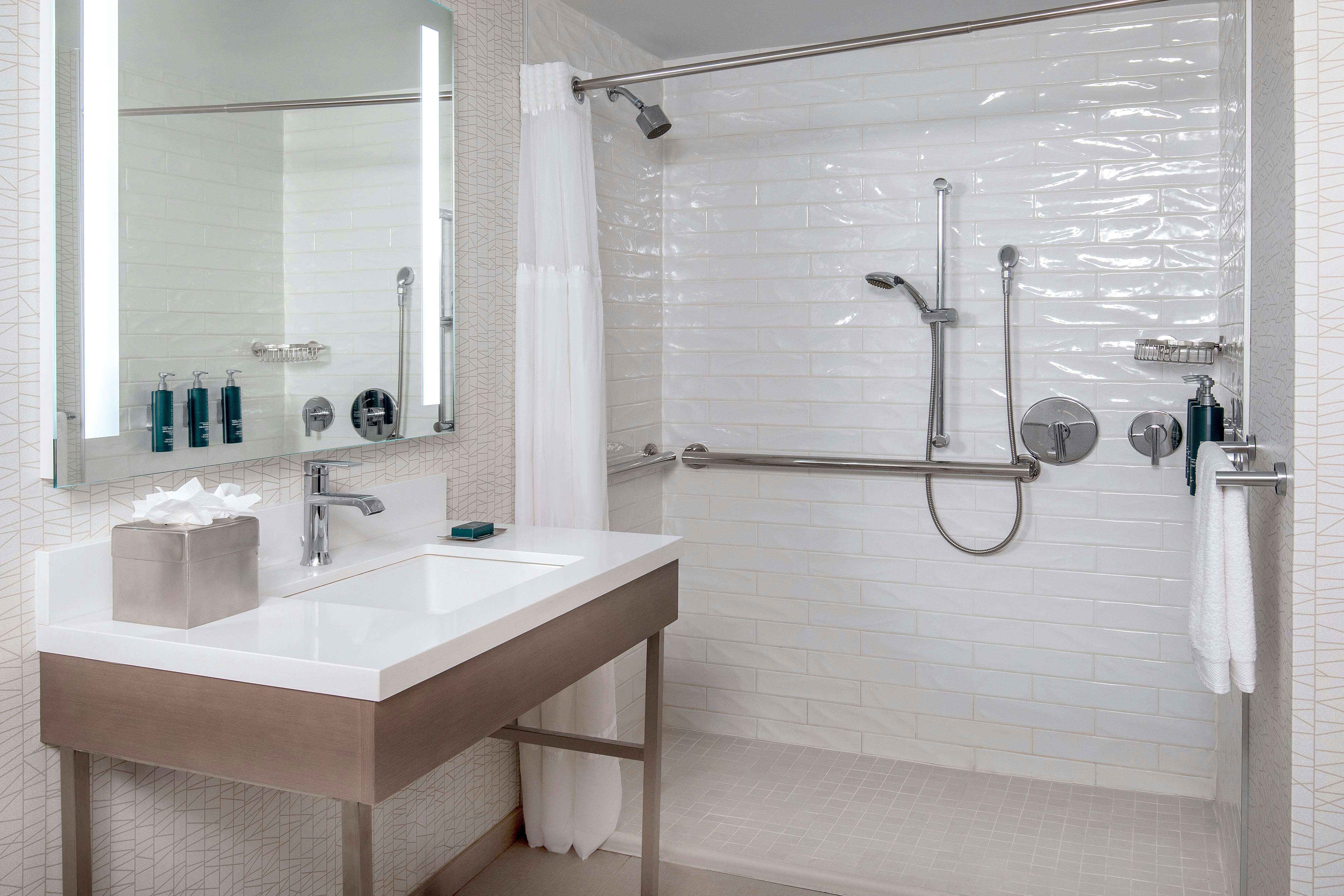جناح جونيور بسرير كينج لذوي الإعاقة، DoubleTree by Hilton Chicago - North Shore Conference Center 2/5