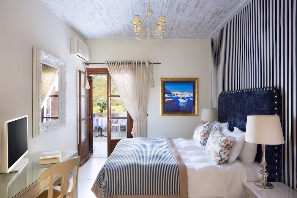 STANDARD, DOUBLE BED, PARTIAL SEA VIEW