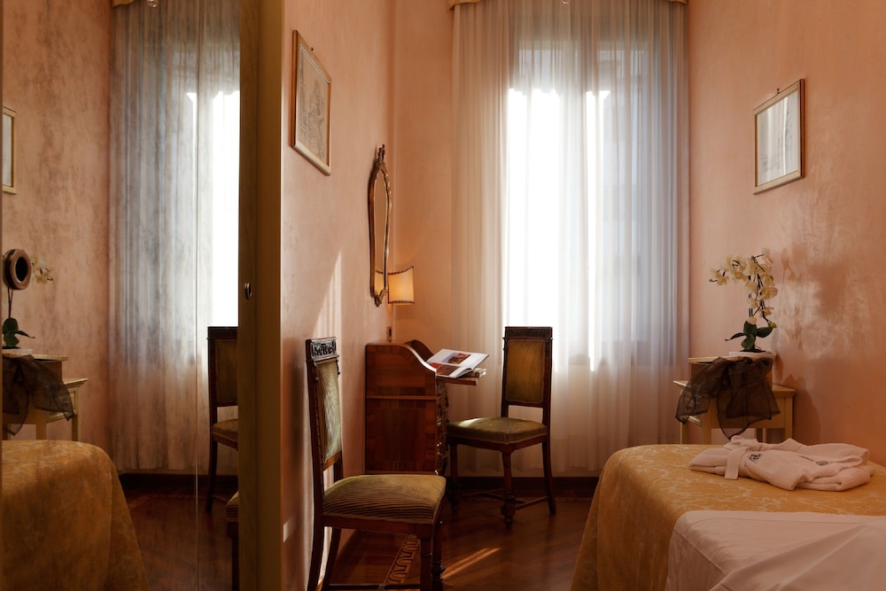 Pensione Accademia Villa Maravege 23/65
