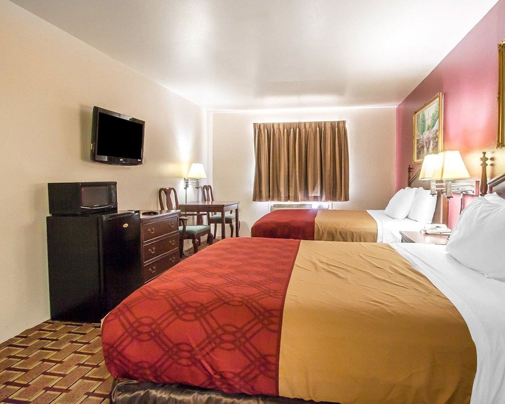 Econo Lodge Dexter MO 12/26