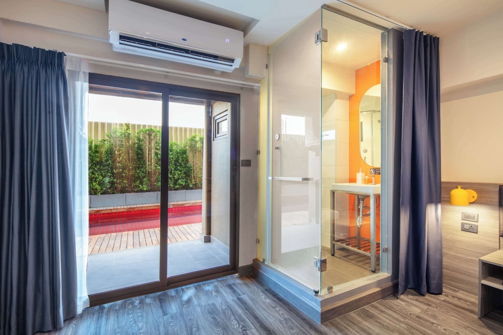 Deluxe Poolside Twin Room