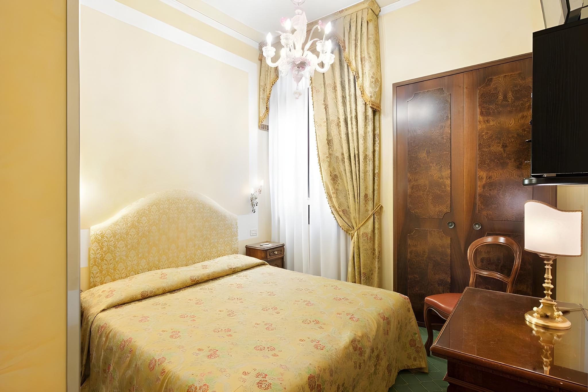 ROOM, DOUBLE OR TWIN BED
