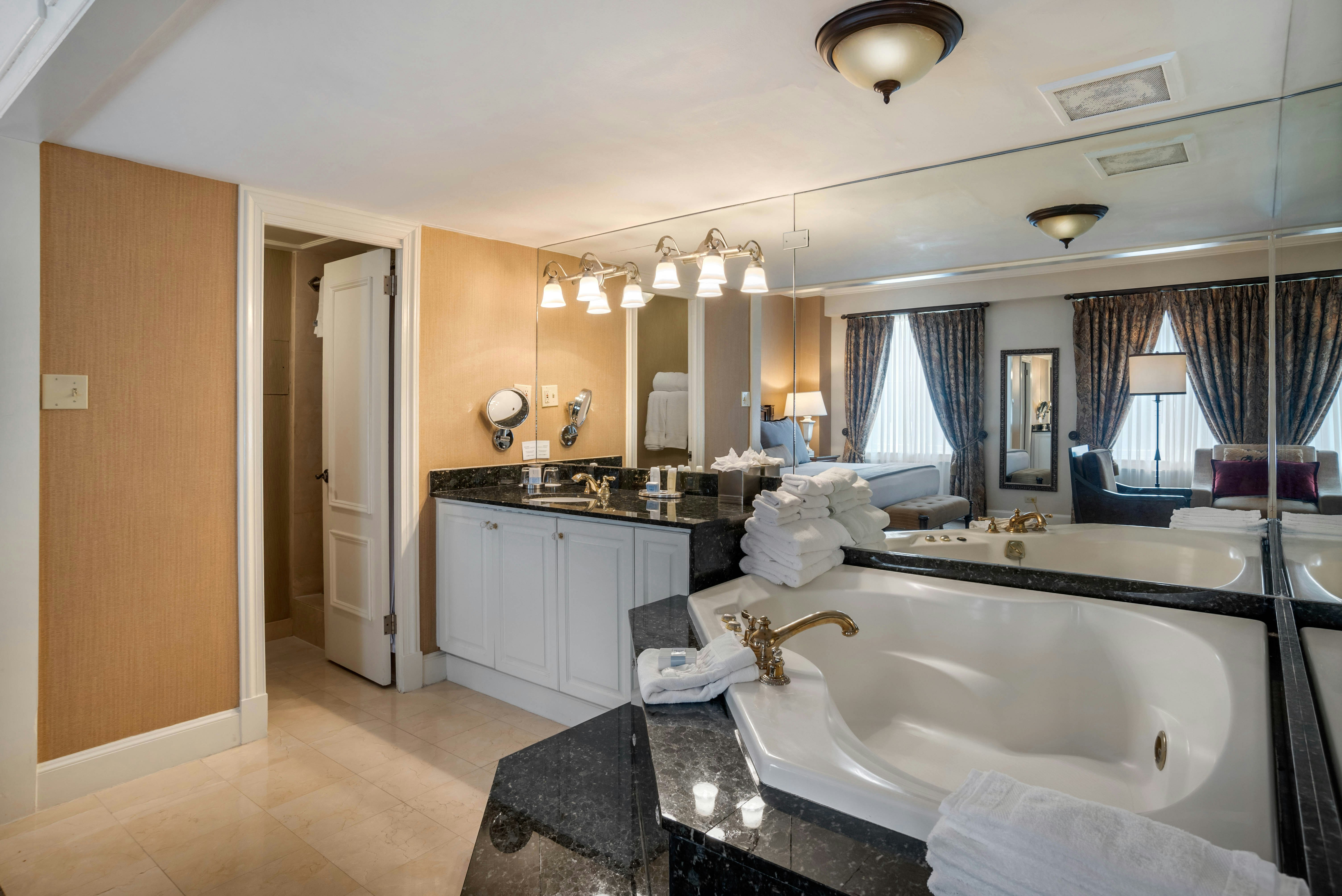 Petite, Suite, King Bed, Jetted Tub