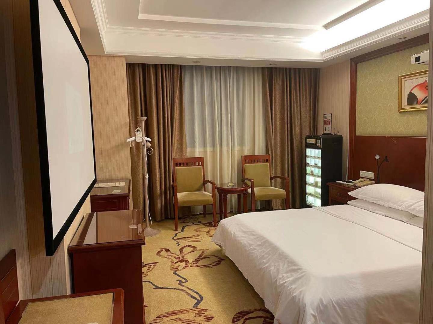 Vienna Hotel (Foshan West Railway Station Airport Branch) 13/23