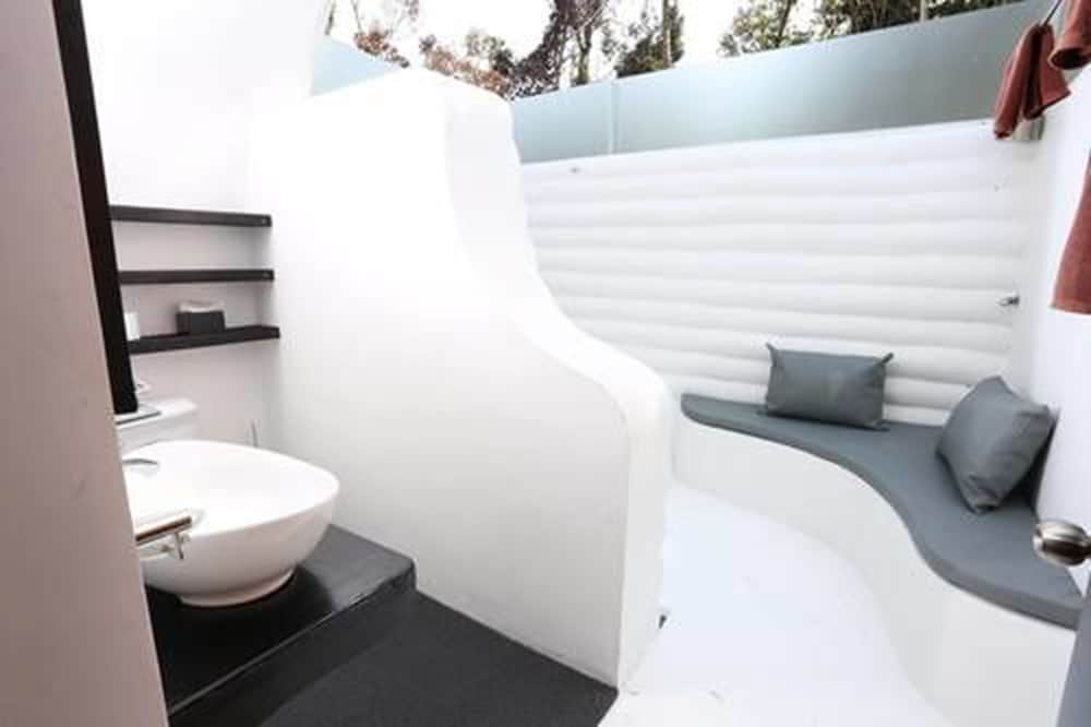 Deluxe, King Bed