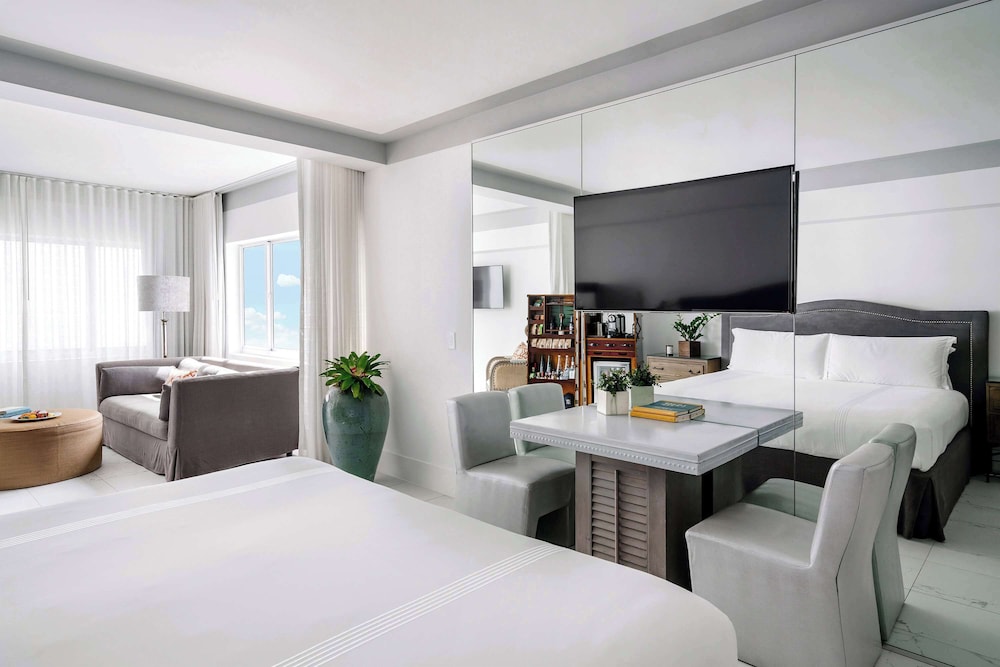 STUDIO, SUITE, KING BED, SOFA, ACCESSIBLE