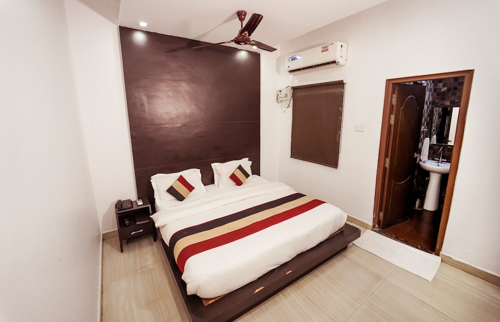Hotel Crossroad, Lucknow