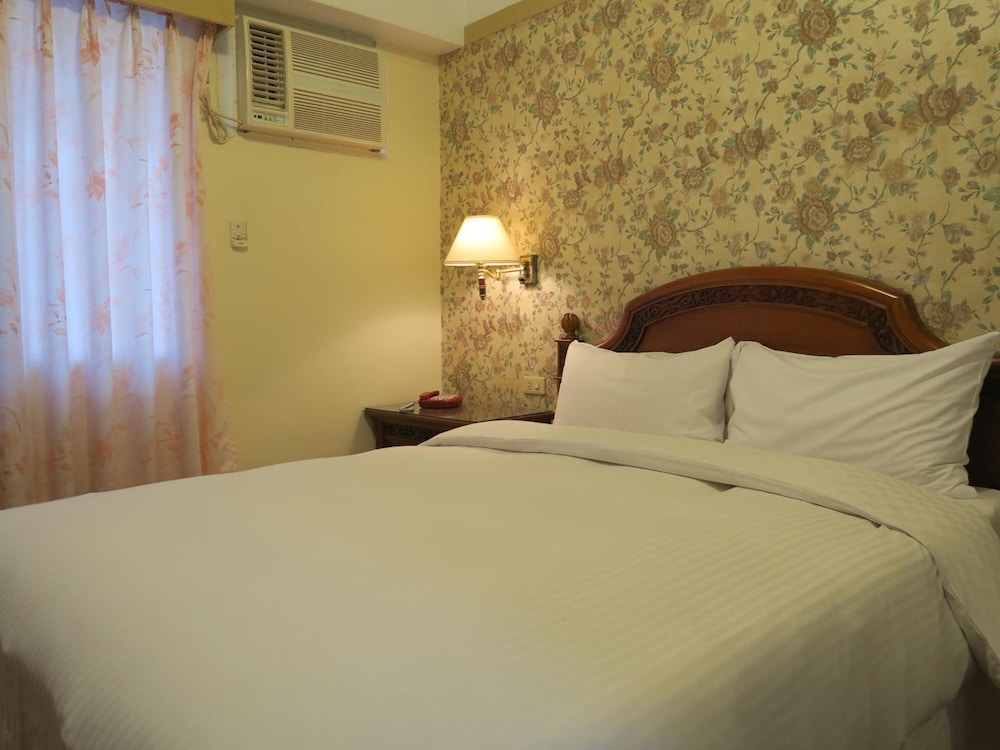 Champagne Hotel 8/36