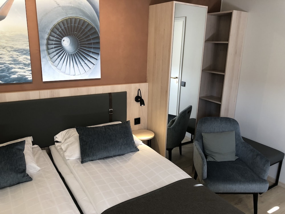 Pilot Airport Hotel 44/66
