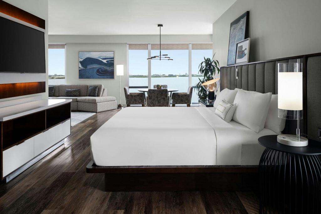 2 Bay, Executive, Suite, King Bed, Bay View, Sofa