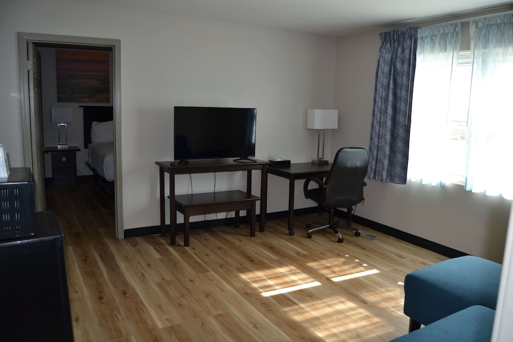 Days Inn & Suites by Wyndham Sikeston 41/51