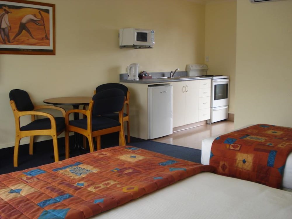 THE PEAKS MOTOR INN 24/40