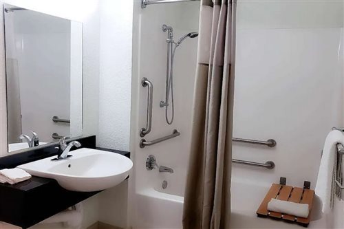 1 Queen Bed - Non-Smoking, Micfridge