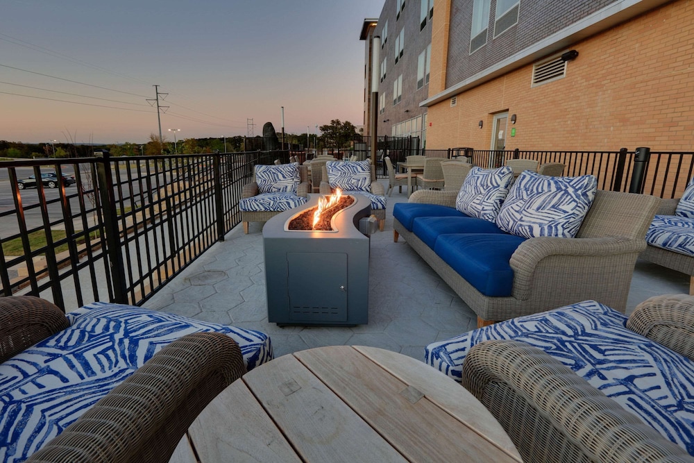 La Quinta Inn & Suites By Wyndham Lakeway 30/44