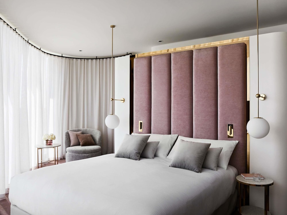 DELUXE, SUITE, KING BED