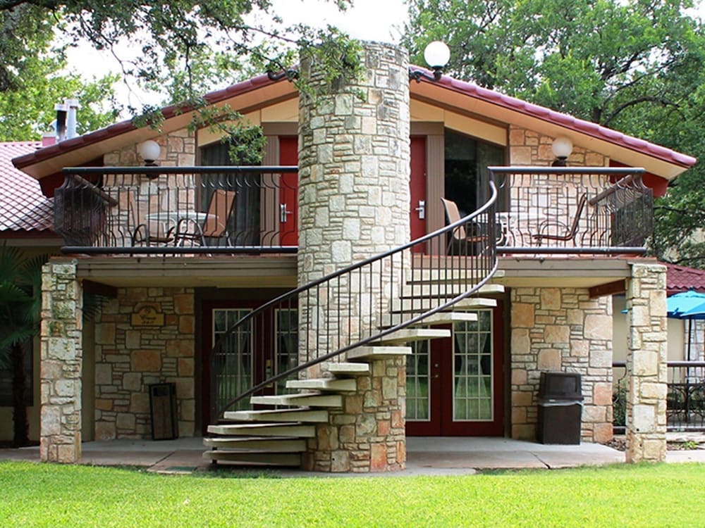 The Inn Of The Hills 2/68
