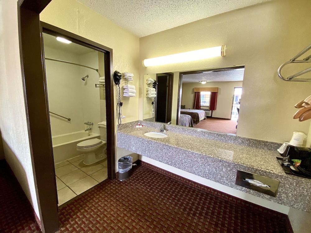 Super 8 By Wyndham Shawnee 48/48